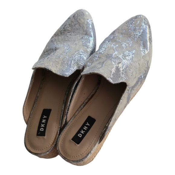 Dkny Slip On Mules Flat Women Sz 9 Metallic Tan Covered Pointed Toe Comfort - Picture 2 of 15